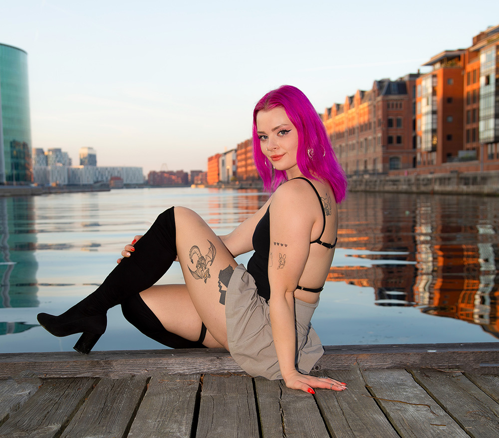 Model siddende på Kajen ved Københavns Havn