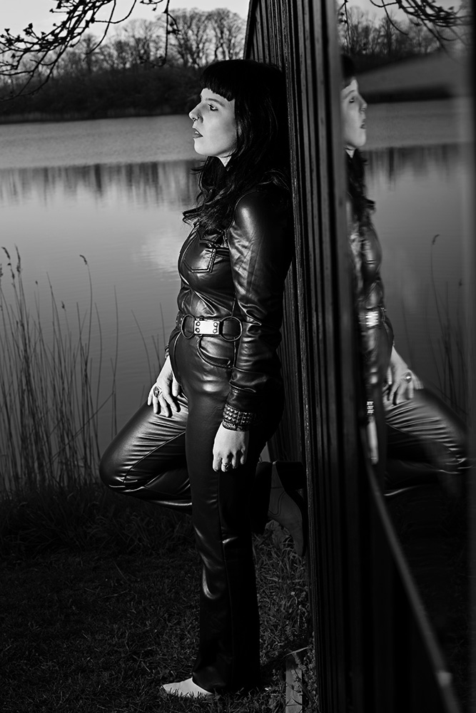 Sort/hvid billede af model ved sø