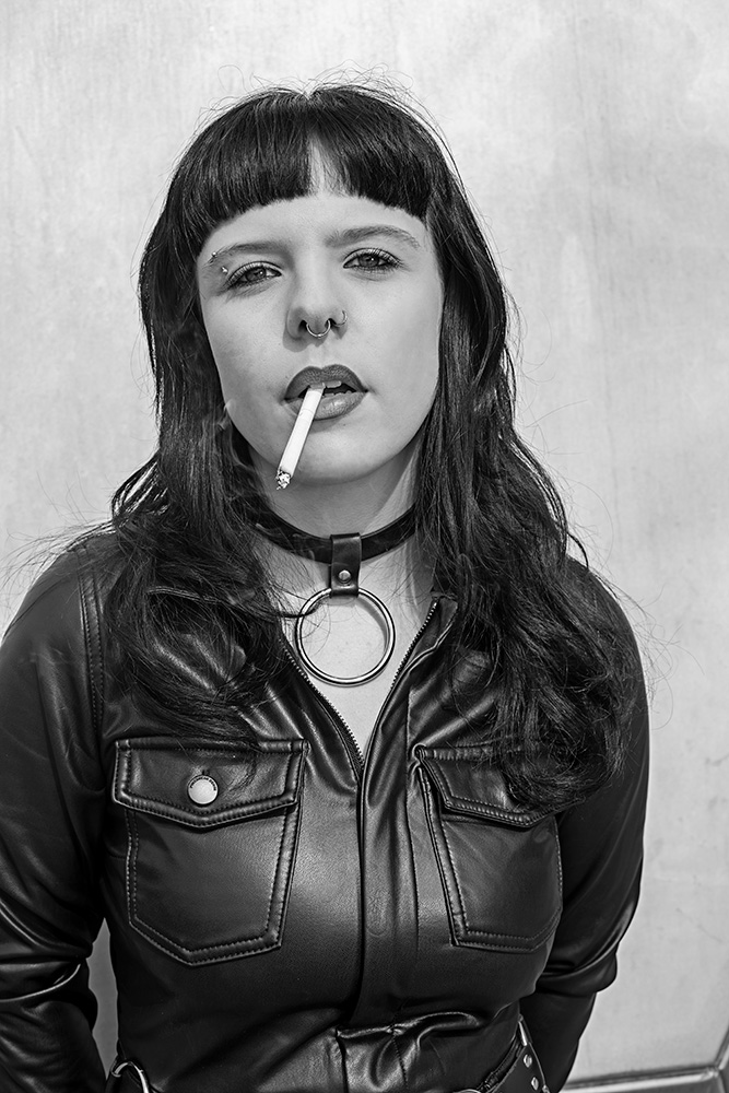 Sort/hvid billede af model som ryger